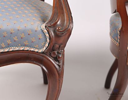 null Pair of mahogany and mahogany veneer armchairs, the medallion backrest topped...