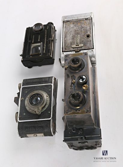 null Lot of four cameras including a Ste des Etablissements GAUMONT Block-Notes (N°10764),...