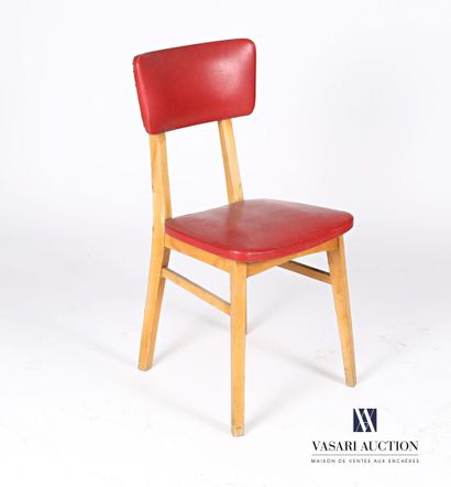 null Chair in natural wood, the openwork back has a slightly curved band, it rests...