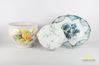 null Lot en céramique comprenant un plat à décor peint en camaïeu bleu d'un bouquet...