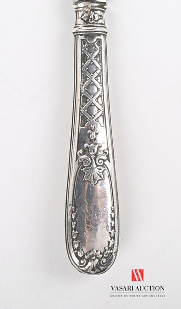 null Carving knife, the handle in filled silver is hemmed with fillets and decorated...
