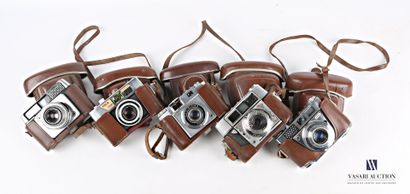 Lot de cinq appareils photographiques comprenant...