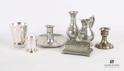 null Lot in silvered metal and pewter including a truncated cone-shaped kettle on...