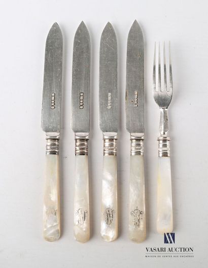 null Set of four silver-plated dessert knives and a dessert fork, the mother-of-pearl...