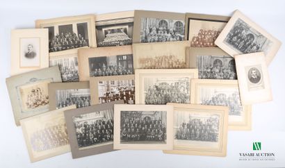 null [PHOTOGRAPHS GROUP LYCEE COLLEGE]

Lot including a set of black and white photographs...