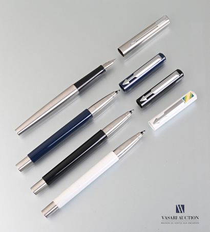 null PARKER

Lot of three pens in black, dark blue and white and a metal fountain...