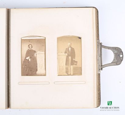 null [ARTS]

Lot comprising five photographic albums including :

- an album including...