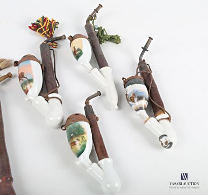null 
Lot of five pipes, the wooden barrel, the porcelain tank with painted decoration...