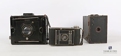 null Lot de trois appareils photographiques comprenant : un ERNEMANN-WERKE A-G DRESDEN,...