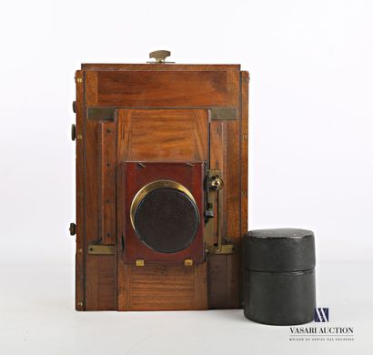 null Mackenstein travel camera in walnut, burgundy red bellows, with a Berthiot n°4...