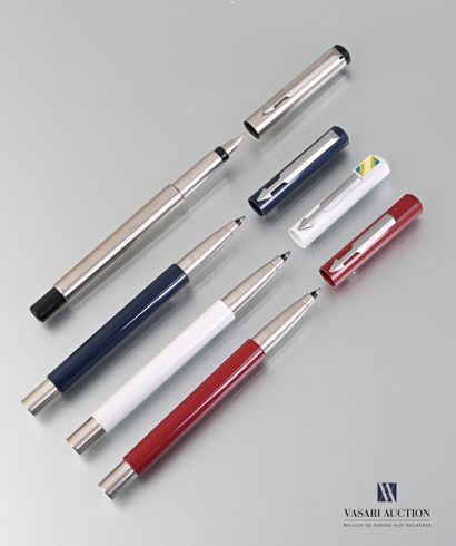 null PARKER

Lot of three pens in burgundy red, dark blue and white and a metal fountain...