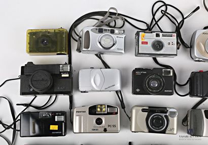 null Lot de vingt appareils photographique comprenant : un compact KODAC S100EF -...