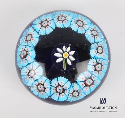 null Sulfuric ball in molded glass with millefiori decoration presenting a daisy...