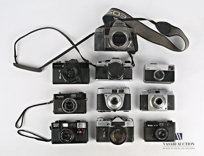 Lot de dix appareils photographiques comprenant...