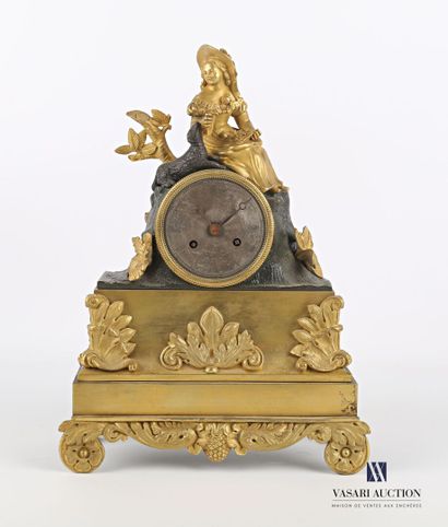 null Bronze clock with double patina, the dial is inscribed in a mound on which a...