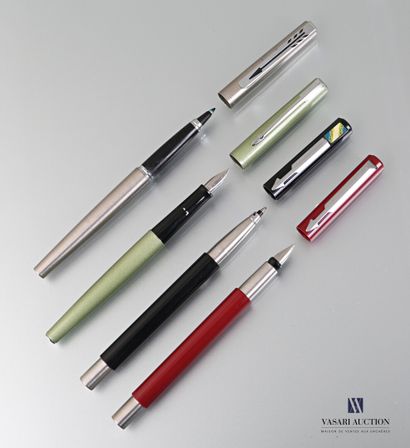 null PARKER

Lot of two black and steel pens and two green and red burgundy fountain...