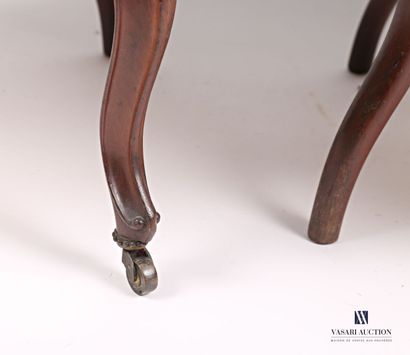 null Pair of mahogany and mahogany veneer armchairs, the medallion backrest topped...
