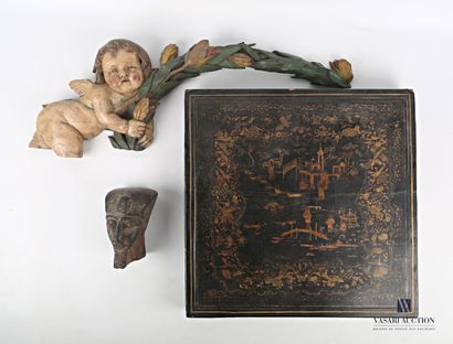 null Lot including a square box in black lacquer with sinister decoration treated...