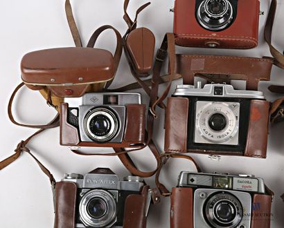 null Lot de dix appareils photographiques comprenant : un appareil DAKORA DIGNETTE...