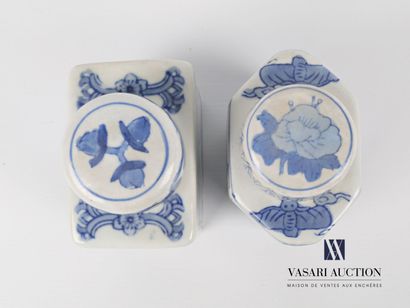 null ASIA

Two covered bottles in white/blue porcelain, one with a rectangular body...