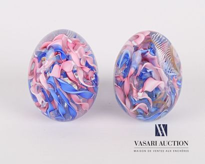 null Pair of sulfures in molded glass decorated with twisted sticks of pink and blue...