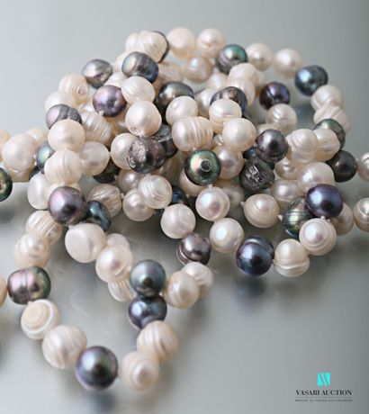null Long sautoir de perles de cultures d'eau douce blanches et grises

Long. : 68...