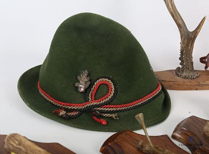 null Lot including a powder flask (damaged) - two hats in green felt (wear and small...