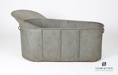 null Zinc bathtub of conical form, it presents rests head and two handles at its...
