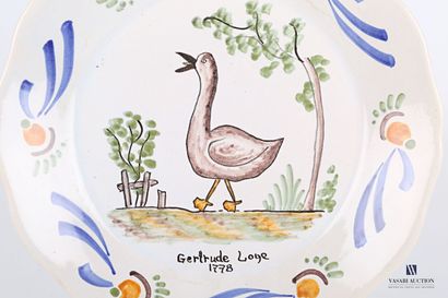 null NEVERS

Assiette en faïence polychrome figurant une oie et l'inscription "Gertrude...