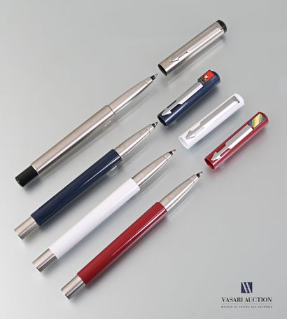 null PARKER

Lot of four pens of red burgundy, blue, white and metal.

(wear of ...