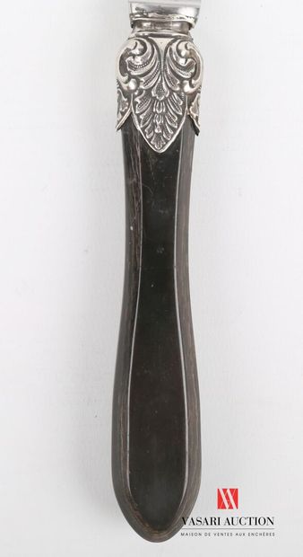 null Carving knife, the handle in horn of slightly moved form is surmounted by a...