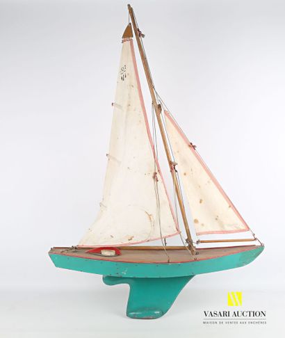 null NILLOP

Wooden toy featuring a sailboat, the leaded hull of turquoise color,...