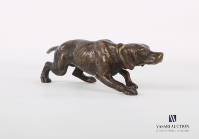 null Sujet en bronze figurant un chien de chasse à l'arrêt

Haut. : 4 cm - Larg....