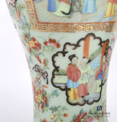 null Paire de vases montés en lampe, le fût en porcelaine de la famille verte figurant...