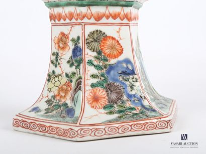 null 
CHINE




Vase Gu en porcelaine aux émaux de la famille verte de section hexagonale...