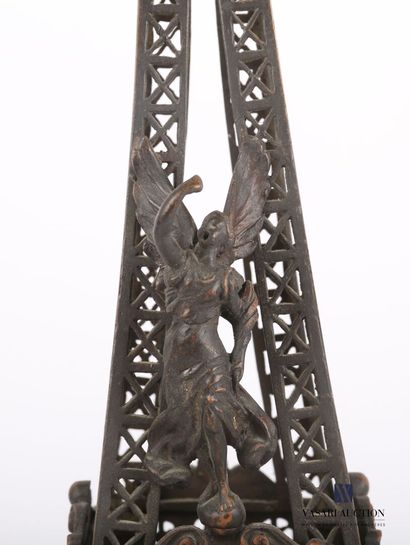 null Pendule en forme de "Tour Eiffel" en bronze et tôle. Le cadran de forme ronde...