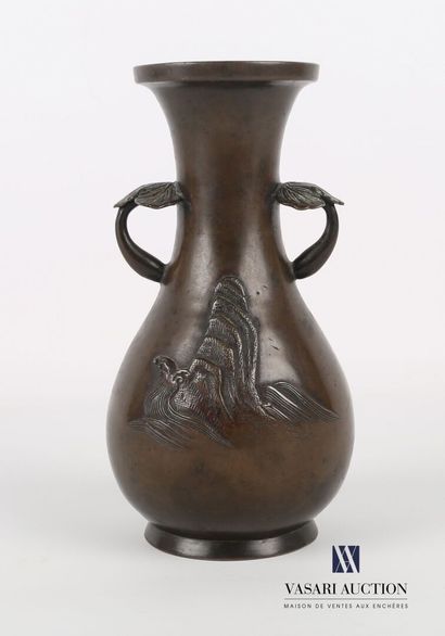 null Vase en bronze à patine brune de forme balustre, le col flanqué de deux anses...