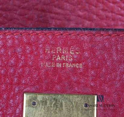 null 
HERMES

Sac modèle haut à courroie en cuir fjord rouge et accastillage en métal...