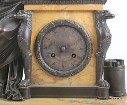 null Pendule en bronze et marbre jaune de Sienne, le cadran de forme ronde marqué...