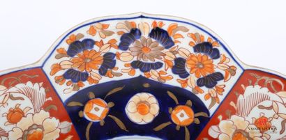 null JAPON

Paire de plats de forme ronde en porcelaine à décor polychrome et rehauts...