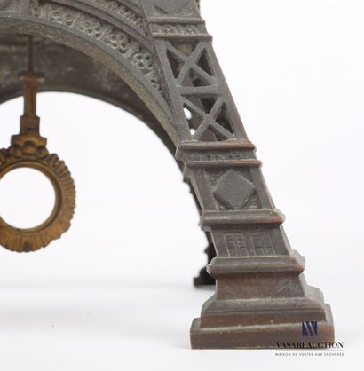 null Pendule en forme de "Tour Eiffel" en bronze et tôle. Le cadran de forme ronde...