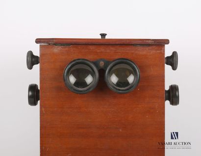 null Table stereoscopic terminal of sheath form in mahogany veneer, it rests on a...