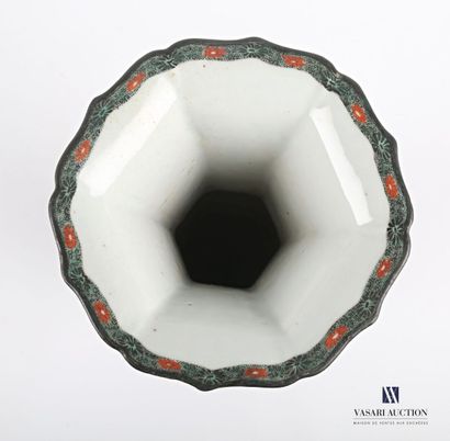 null 
CHINE




Vase Gu en porcelaine aux émaux de la famille verte de section hexagonale...