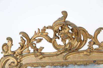 null Miroir en bois et stuc mouluré, sculpté et doré, les côtés mouvementés à décor...