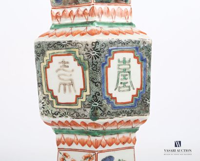 null 
CHINE




Vase Gu en porcelaine aux émaux de la famille verte de section hexagonale...