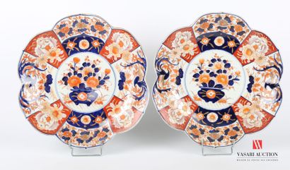 null JAPAN

Pair of round porcelain dishes with polychrome decoration and gold highlights...