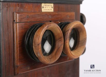 null Table stereoscopic terminal in rosewood veneer in frames of nets, it rests on...