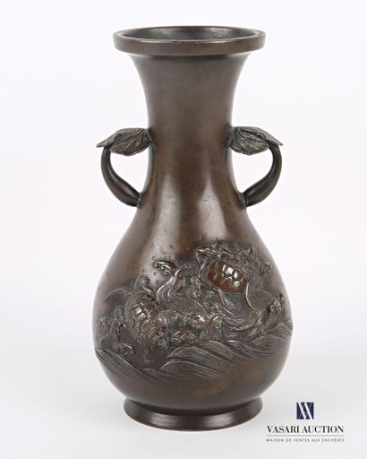 Vase en bronze à patine brune de forme balustre,...