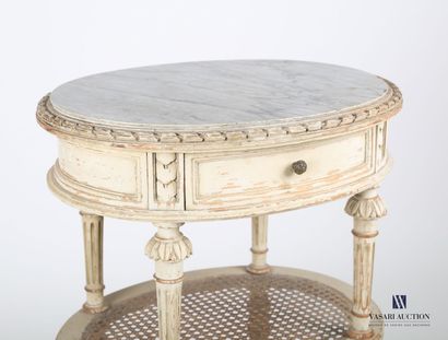 null Table de chevet en bois naturel mouluré sculpté et laqué beige de forme ovale....