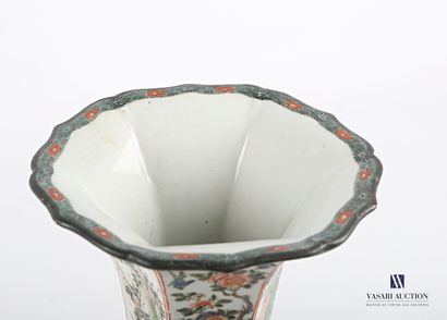 null 
CHINE




Vase Gu en porcelaine aux émaux de la famille verte de section hexagonale...